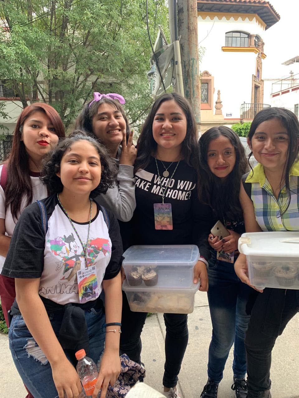 Fans de Aristemo ayudaron a vender cupcakes para que Perla conozca a sus ídolos.