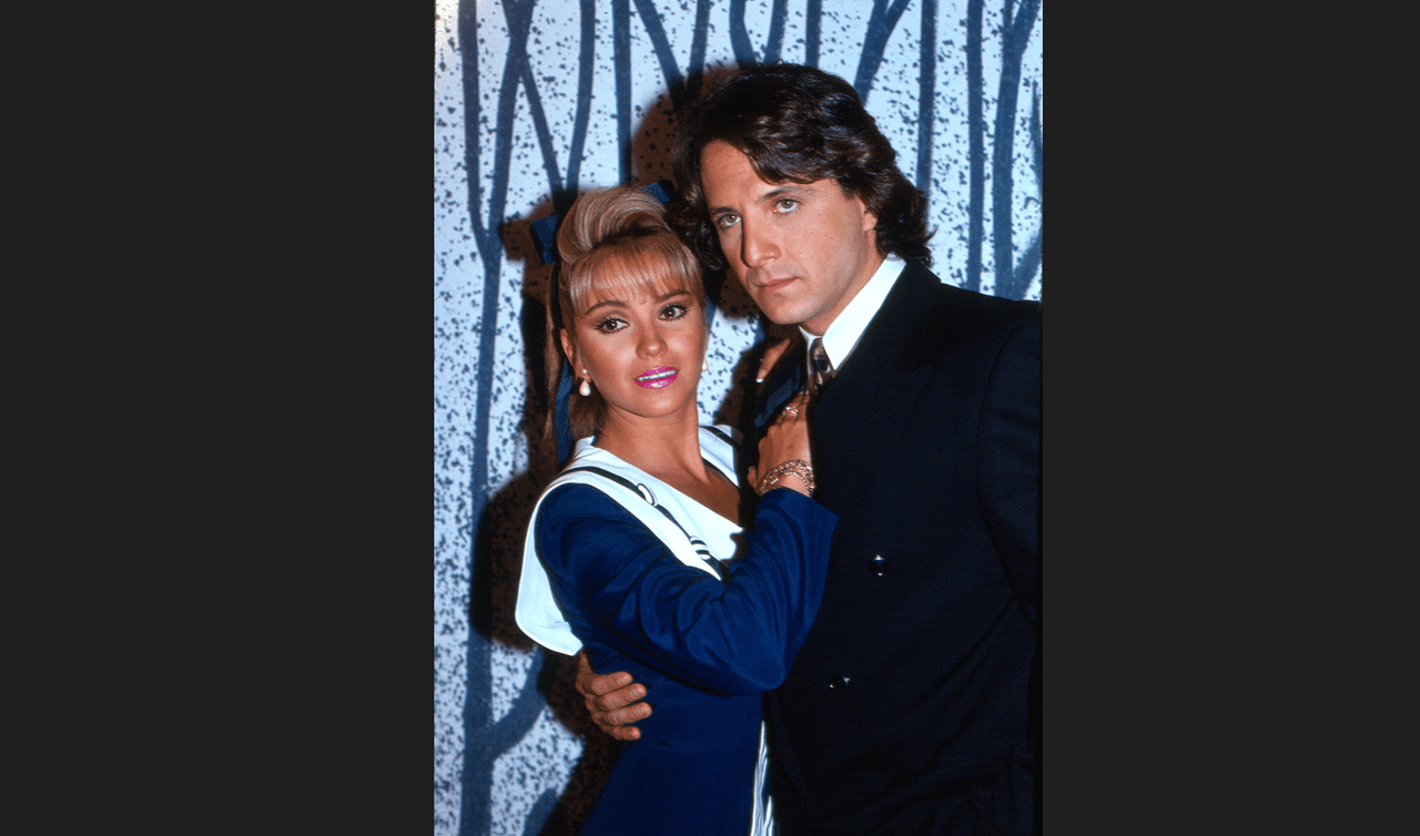 Daniela Castro y Eduardo Palomo posando como protagonistas de la telenovela Triángulo