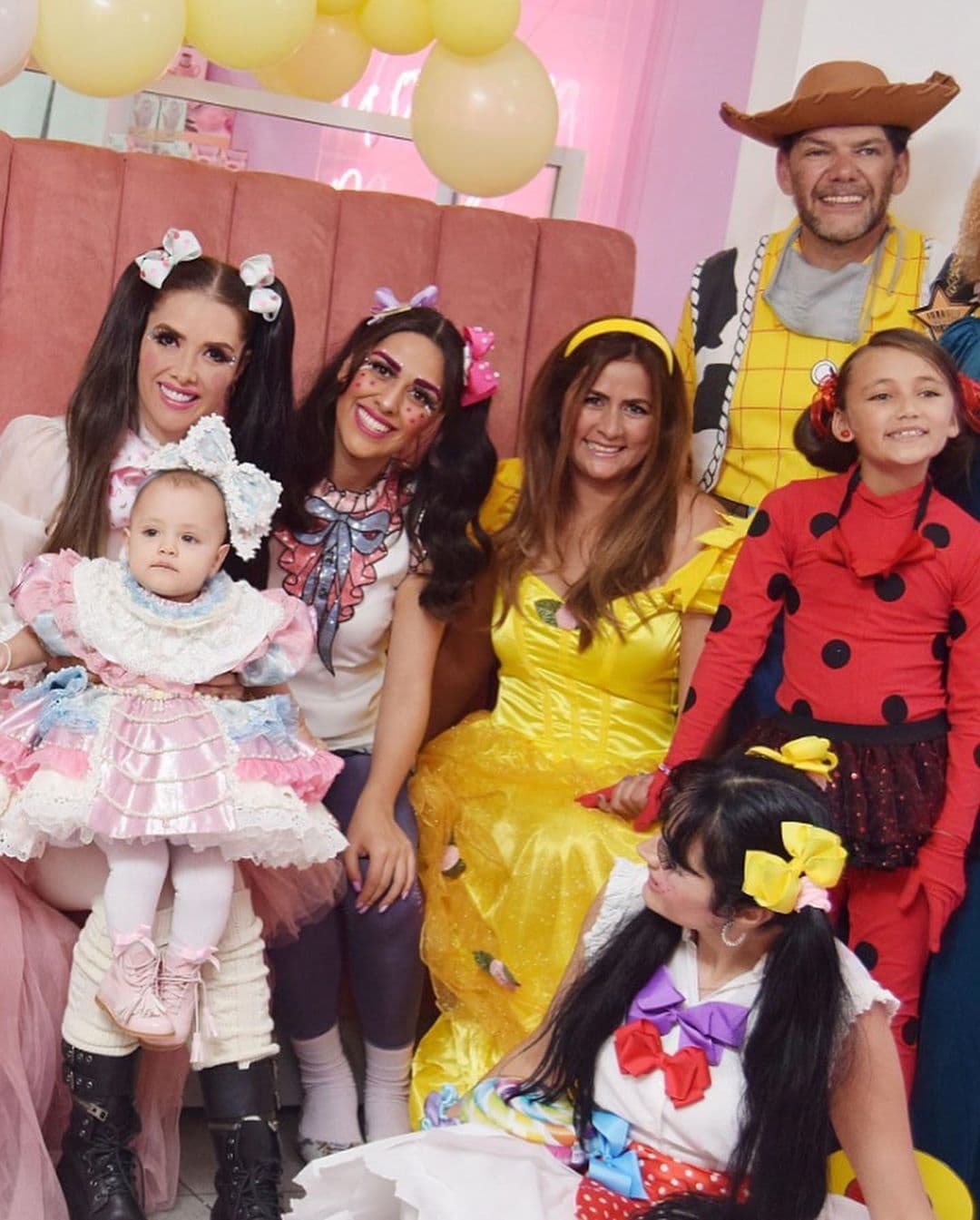 Marlene Favela mostró que aunque fueron pocos invitados, por la sana distancia, la mayoría se disfrazó de famosos personajes como ‘Bella’ de ‘La Bella y La Bestia’; ‘Woody’ de ‘Toy Story’; ‘Ladybug’ de ‘Miraculous’: las aventuras de Ladybug.