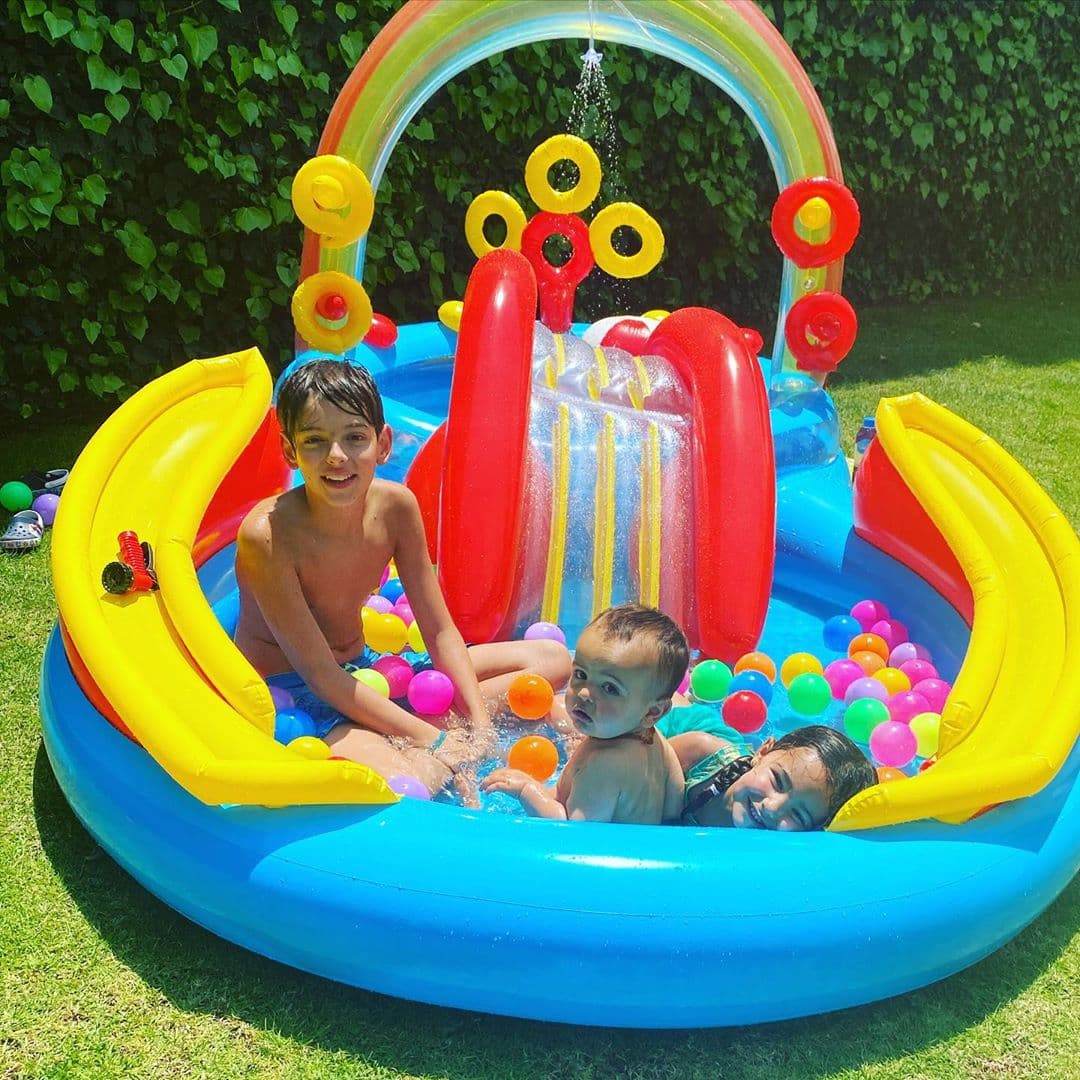 Mientras que en sus redes sociales escribió al pie de una fotografía que así como había ratos de estudio, también había horas de diversión: “Nos ha ayudado mucho establecer rutinas, con horarios muy claros de descanso, comidas, tareas escolares, actividades didácticas, entretenimiento, juego, y tareas del hogar que se les asignan para que ellos también participen en la dinámica de acondicionar el espacio donde viven”, precisó.