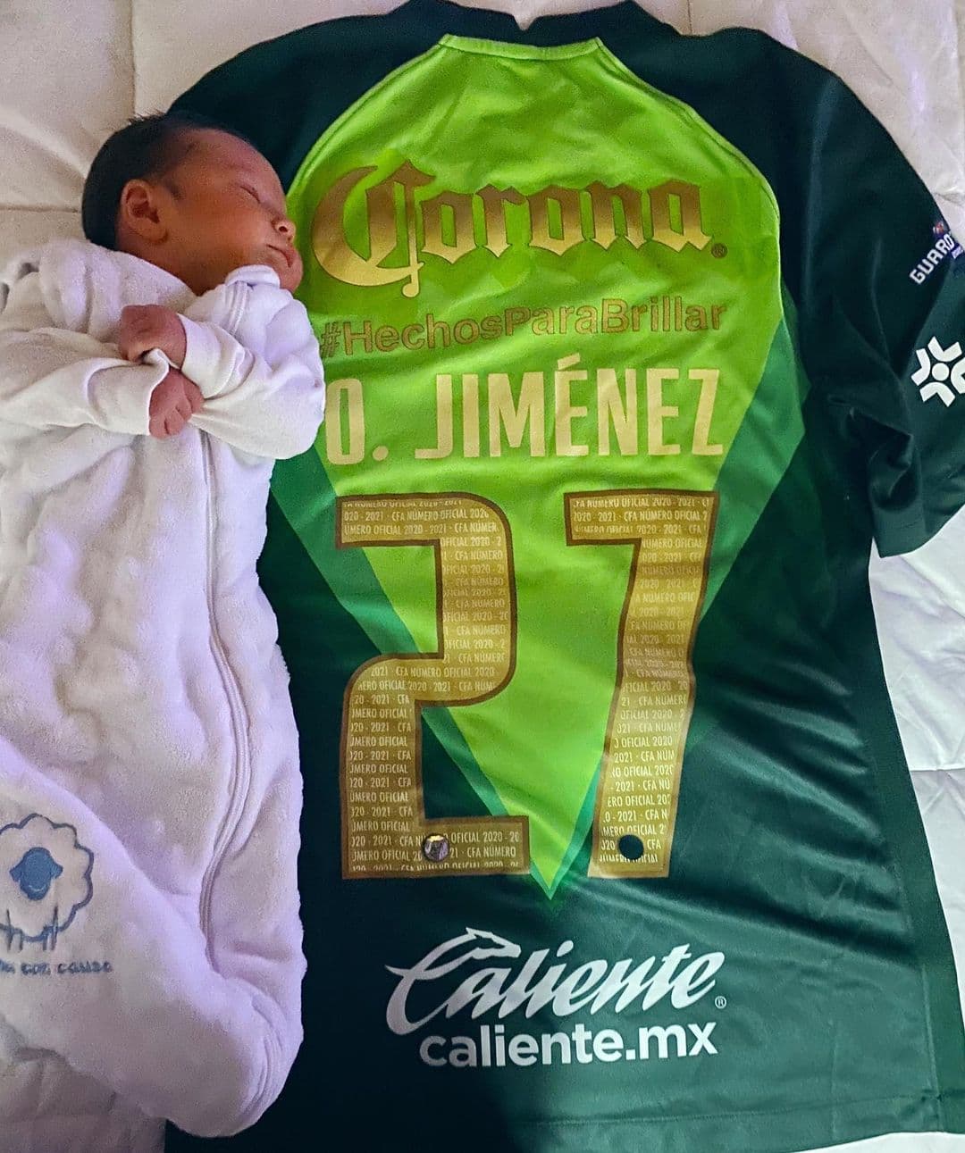 No es la única ocasión que Lucca Jiménez Echeverría ha causado revuelo en Instagram, ya sea durmiendo, tomando baños de sol, apoyando a su papá en un partido del Club América o en brazos de su famosa mamá, el pequeño siempre roba miradas.