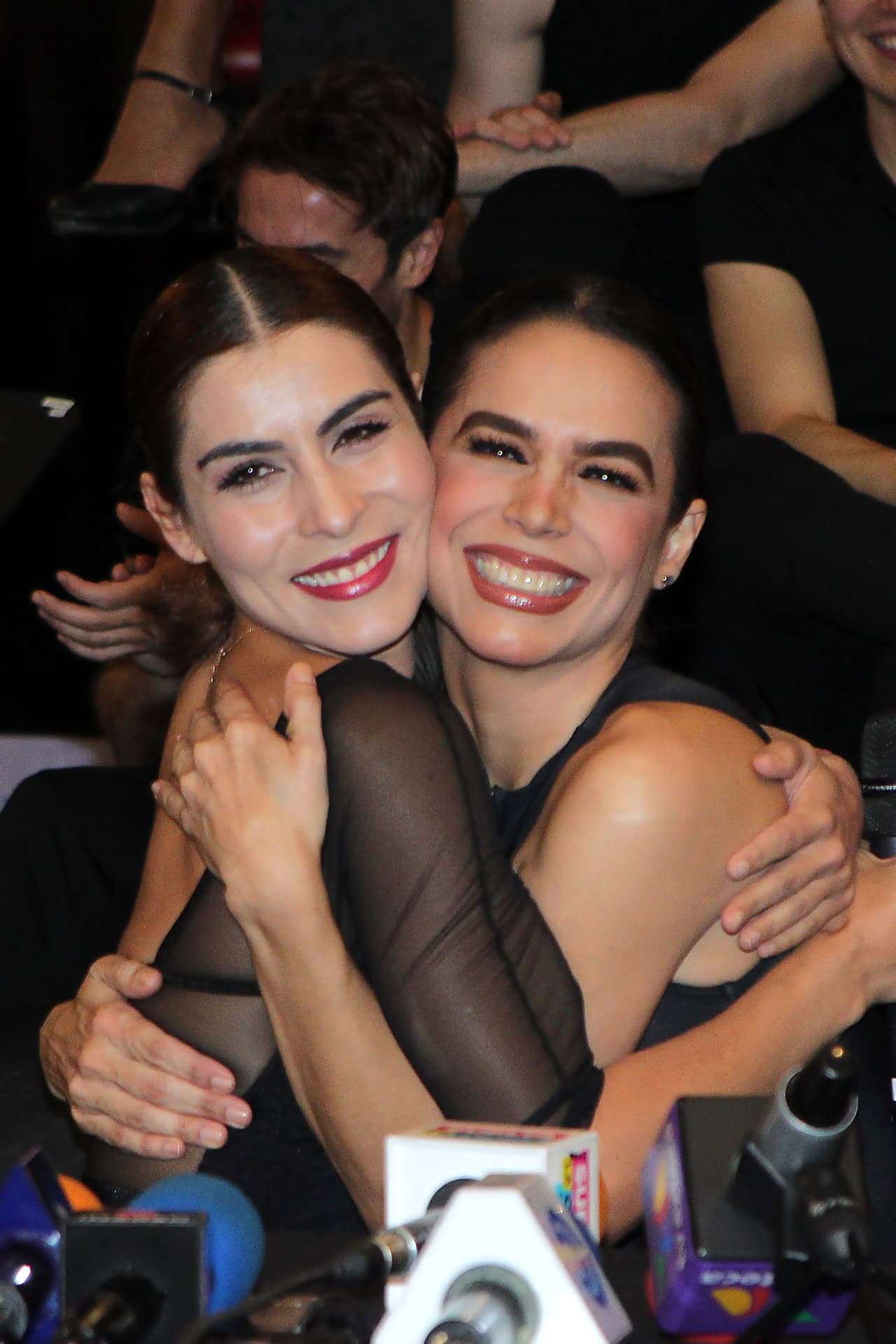 Tras rumores de rivalidad, Biby Gaytán y María León demuestran con foto cuánto se aman