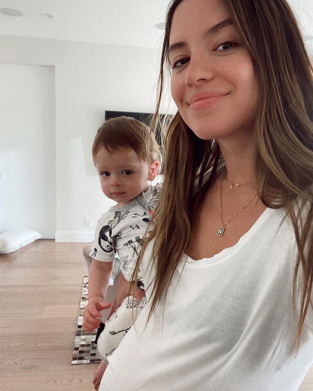 Esposa de Chicharito impacta al mostrar avanzado embarazo y cuánto ha crecido su hijo Noah