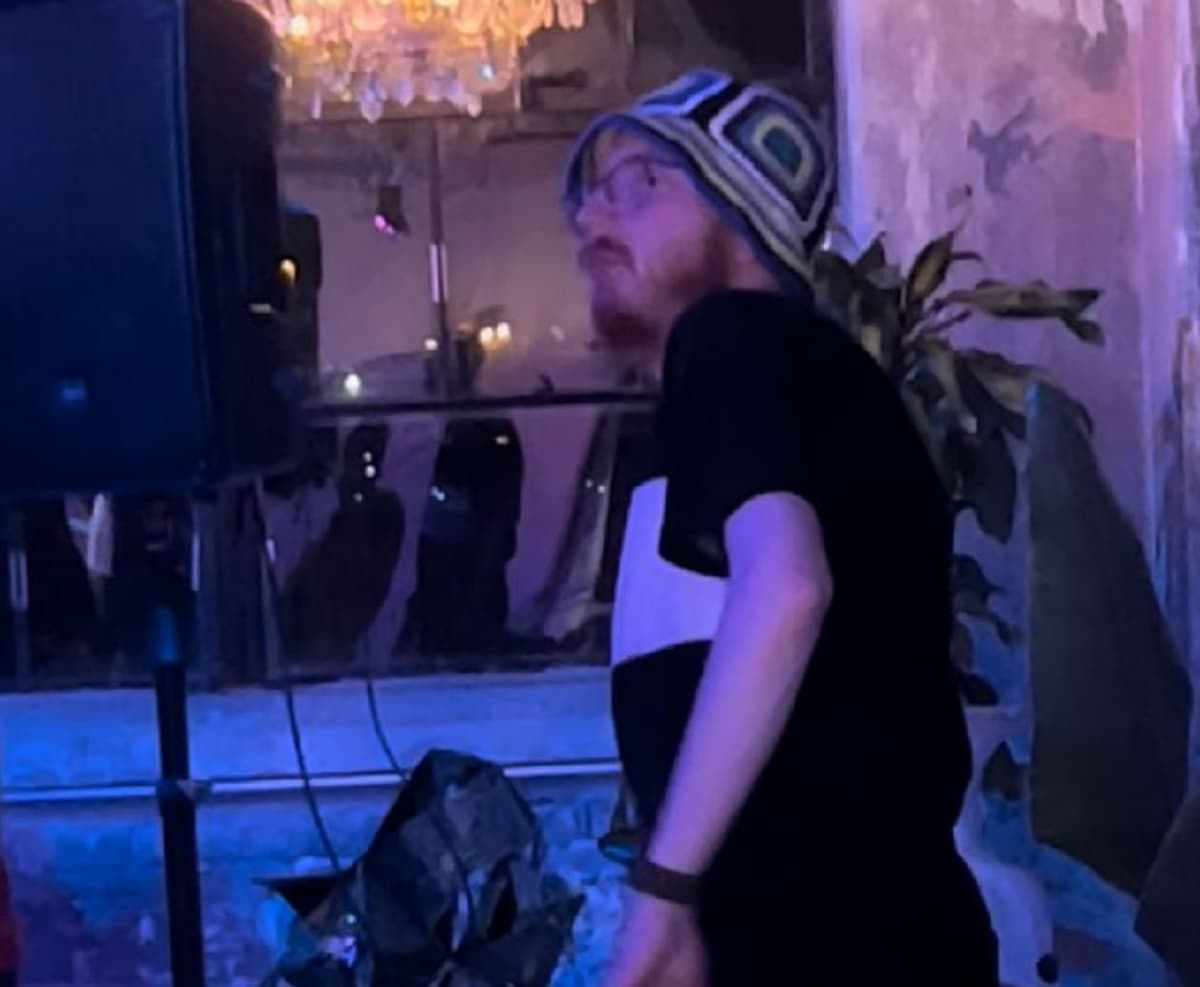 En el video difundido en Por Esto! se observa al sujeto aparece bailando. Twitter