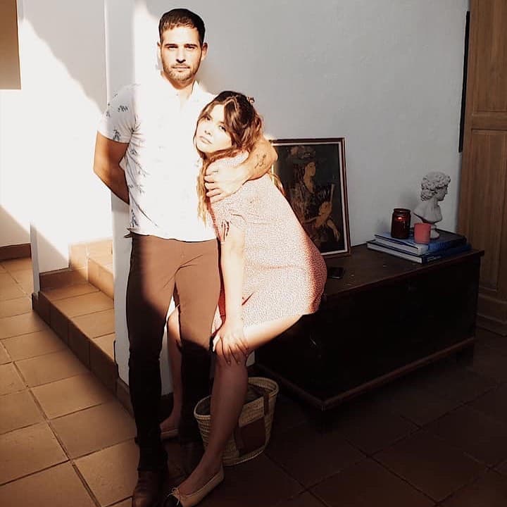 “La hice en un break que tuvimos y se la regalé en su cumpleaños. Él tenía novia y pues… ¡bye, bye novia! Todo lo que dice es muy sincero y viene desde lo más profundo de mi corazón. Ahora, cumpleaños tras cumpleaños se la canto”, confesó Yuridia a la revista ¡Hola! en 2016.