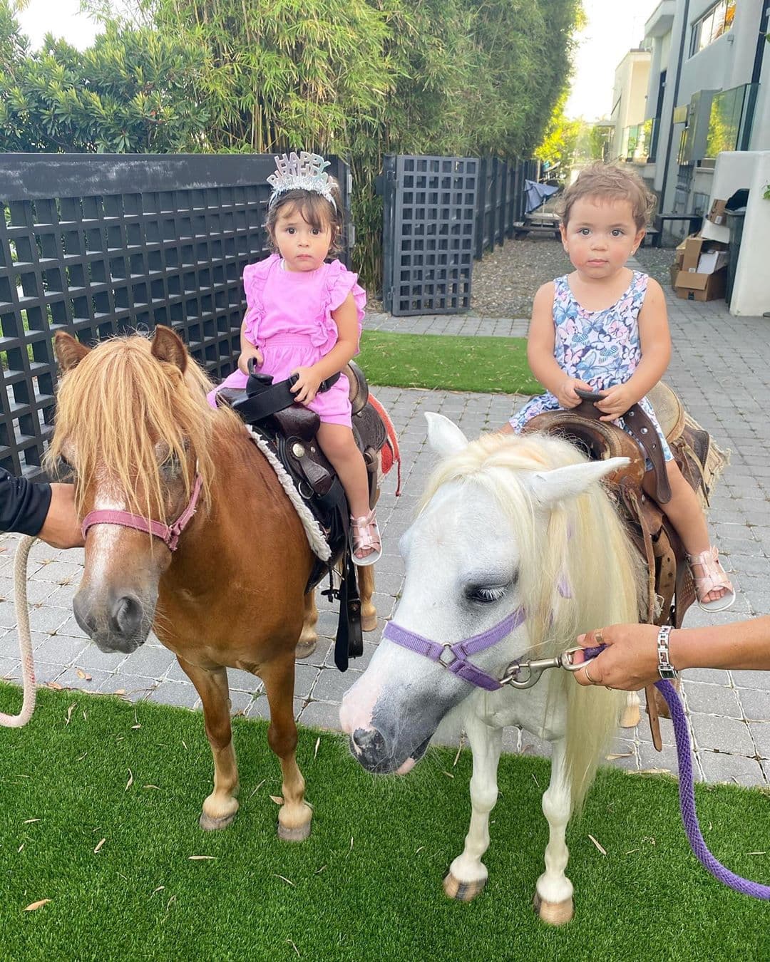 En una de las espectaculares fiestas hasta ponis hubo y las que los disfrutaron fueron las más pequeñas de la casa, Emilia y Paula. "Emi y Pau tienen caras de asustadas en esta foto... pero se los juro que estaban felices y no se querían bajar de los ponis", escribió la también modelo junto a la foto.