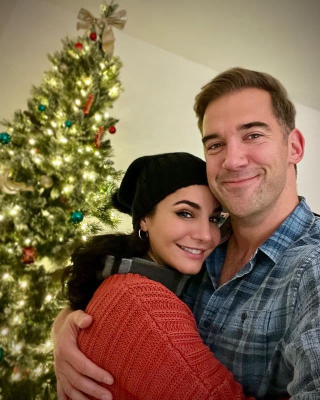 Martha Higareda presume su primer árbol de Navidad junto a Lewis Howes, ex de Yanet García