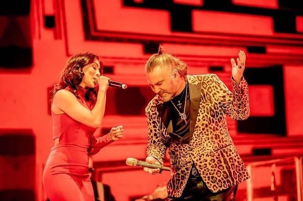 Sin embargo, el largo de su cabello no fue lo único que llamó la atención de sus seguidores, sino también su moderno outfit, ya que lució un saco estilo animal print, además de su transformación física.