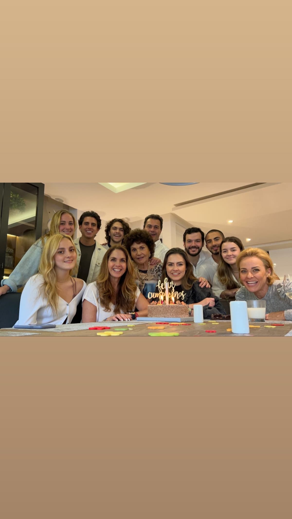 Lucero aparece junto a su sobrina; la foto se hace viral