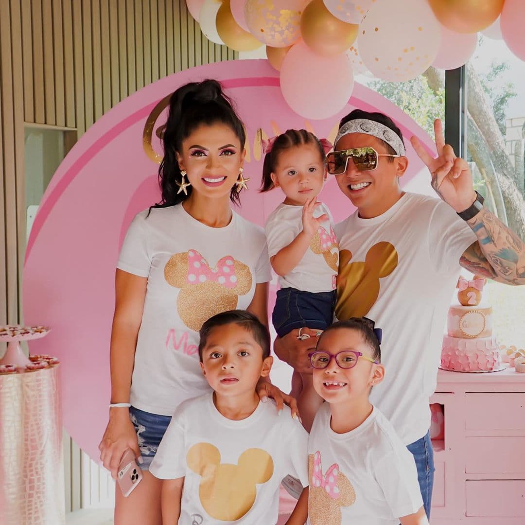 A través de las redes sociales, tanto el vocalista de La Trakalosa de Monterrey como la modelo guatemalteca mostraron detalles de la fiesta, la cual fue de temática de Minnie Mouse, incluso toda la familia portó playeras con la silueta de la famosa ratoncita.