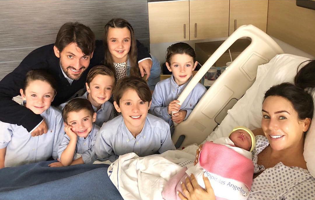 La conductora Inés Gómez Mont presumió a su hija María en tiernas fotografías, donde deja ver lo feliz que está toda la familia por la llegada de la pequeña