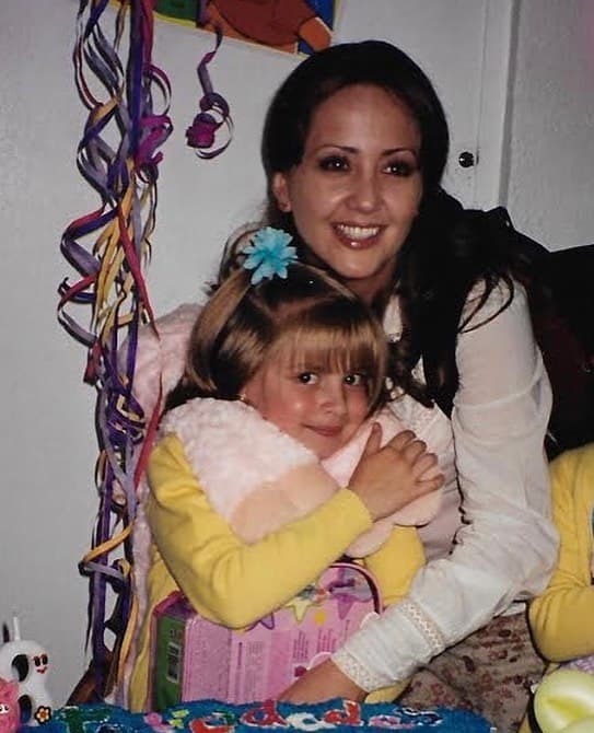 De 2002 a 2003 formó parte del elenco principal de ‘¡Vivan los niños!’ con el papel de ‘Marisol’, donde logró una gran conexión con Andrea Legarreta.
