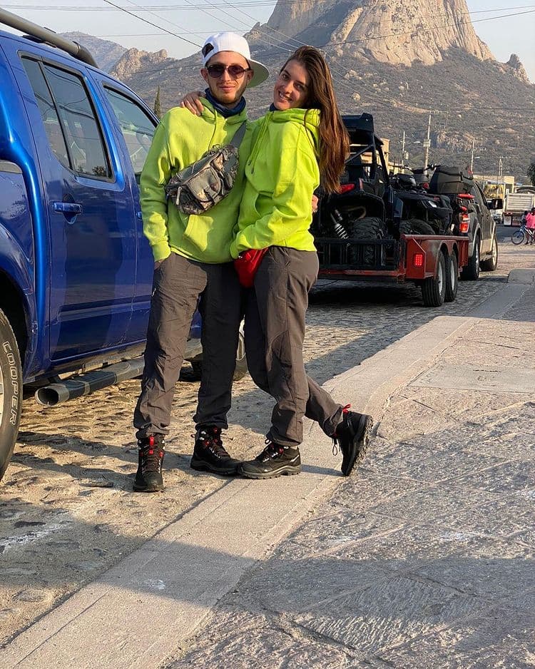 Realizando deportes extremos, en traje de baño, desde la playa y compartiendo en familia es como la joven dejaba ver a Octavio Ocaña.