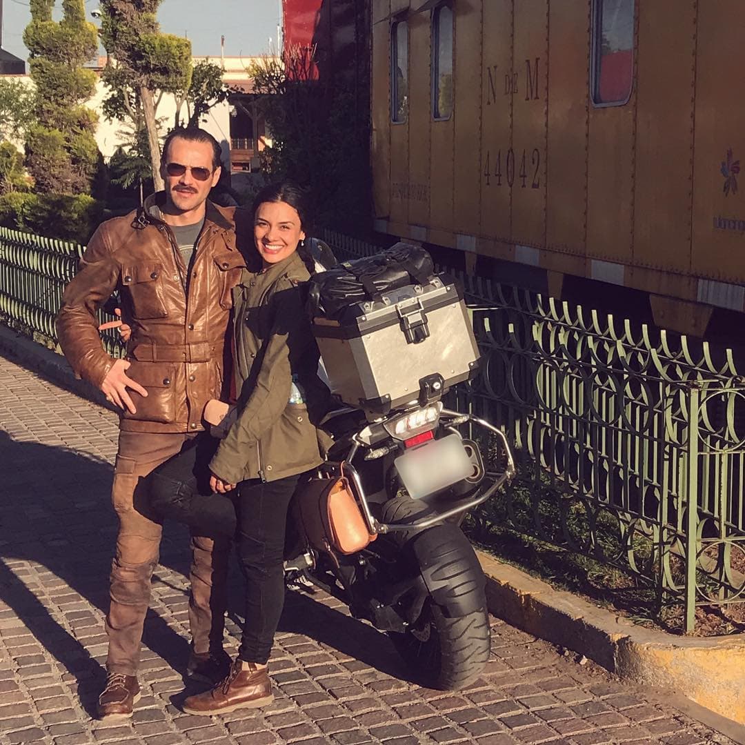 “Al único que amo”, “Mi tipo de amor único en la vida, “Siempre me trae muerta de risa”, “Mi eterno cómplice”, “Mi gran compañero de caminos”, son algunas de las frases que la actriz le ha dedicado a Jorge Poza en su perfil personal.