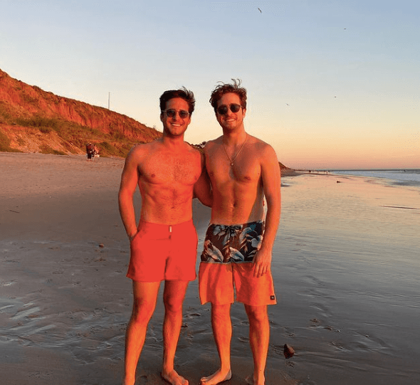 Y es que, tan solo hace falta ver imágenes de los hermanos González Boneta juntos para apreciar que son como dos gotas de agua.