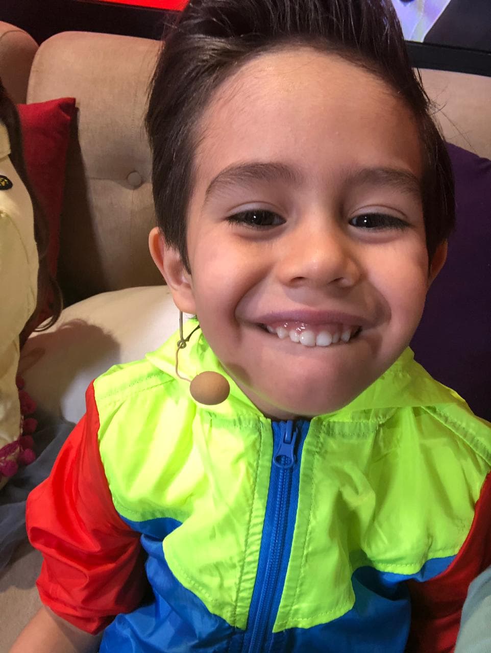 Mateo es súper sabio y todo un galán, algo curioso de este capitancito es que en cada programa compromete a un integrante de su familia y los balconea.