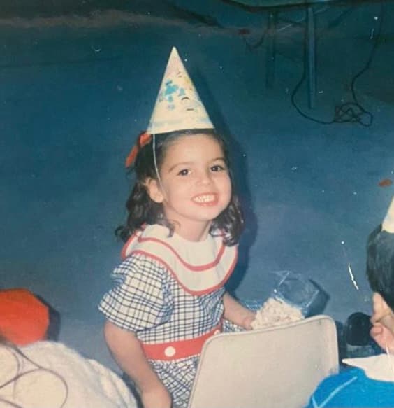Y eso lo hace desde niña, quien, desde entonces, siempre tiene una gran sonrisa para la cámara.
