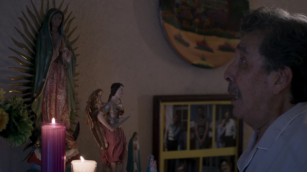 'Don Jaime', el abuelo de 'Montserrat', pide a la Virgen de Guadalupe por el bien de su nieta, ya que no sabe nada de ella.