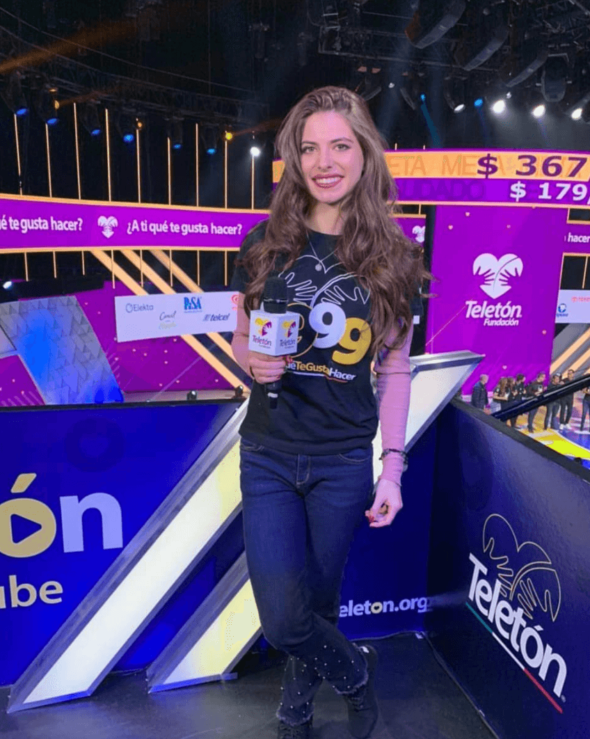 No solo se ha enfocado en su carrera musical, también ha tenido algunas participaciones como conductora en programas de Televisa.
