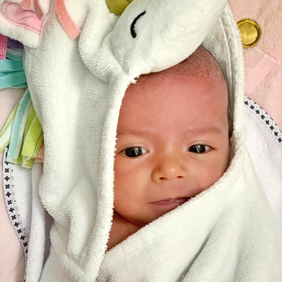 Aunque son pocas las fotografías que Claudia Álvarez ha colocado en Instagram de Kira, en su más reciente publicación sus fans se mostraron sorprendidos al descubrir cuánto ha crecido la bebé, quien el pasado 26 de enero cumplió un mes de nacida.