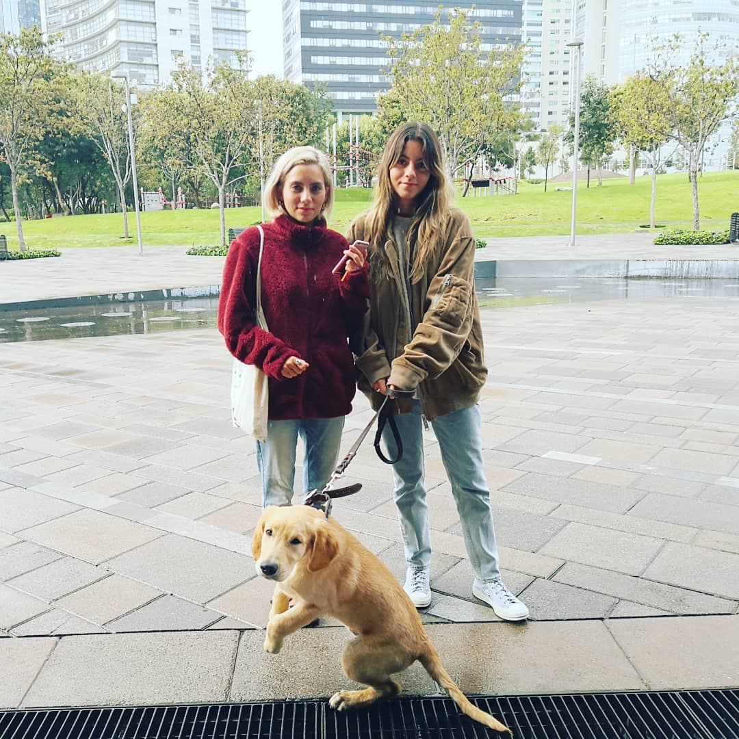 Camila y Roberta son fruto del matrimonio que Raúl Araiza y Fernanda Rodríguez sostuvieron por 24 años. En los últimos meses, las jóvenes se han vuelto tan activas en redes sociales que los usuarios han resaltado su belleza en infinidad de mensajes y han destacado que el conductor pronto será suegro.