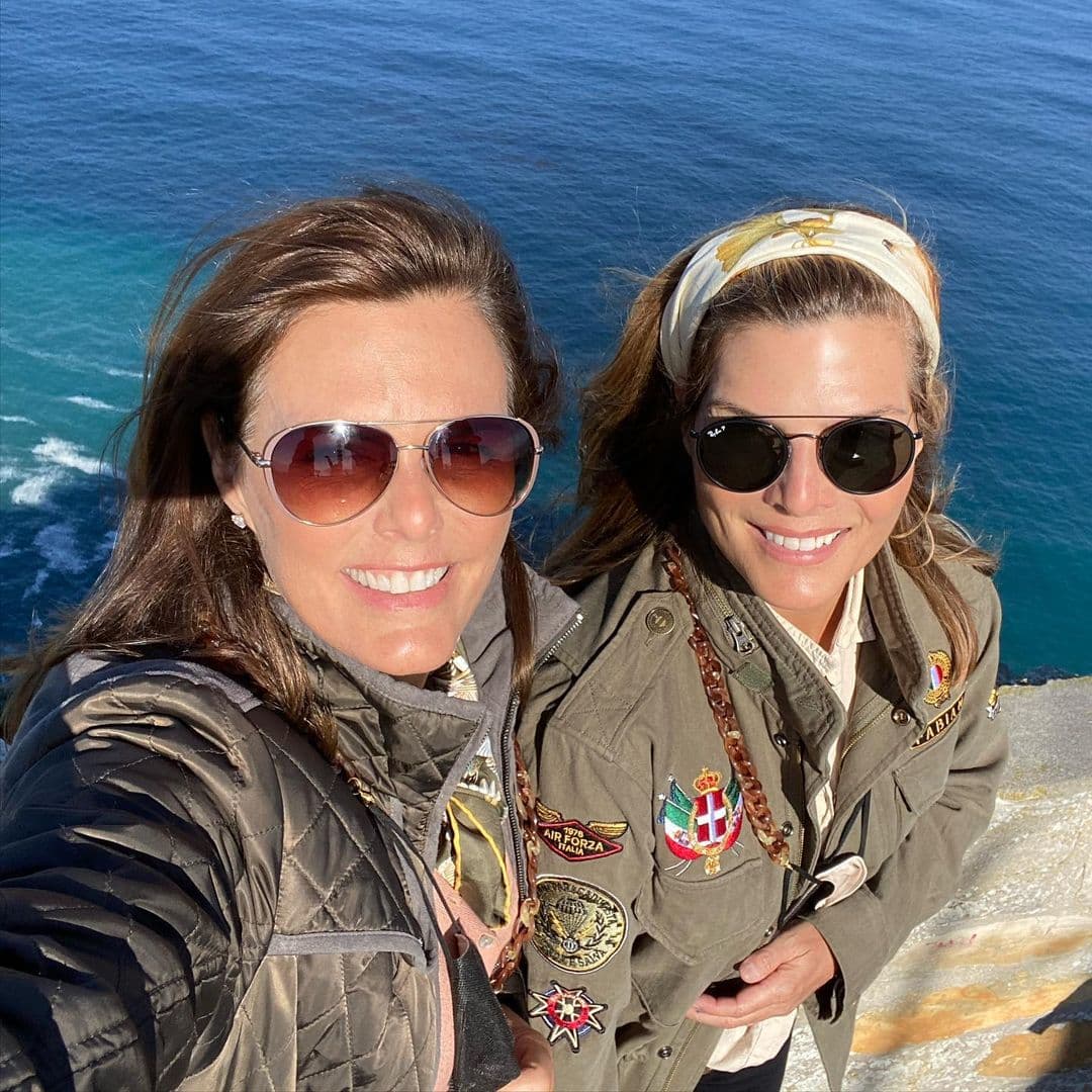 Montserrat Oliver posa junto a su hermana Rosa María ¡e impacta su parecido!