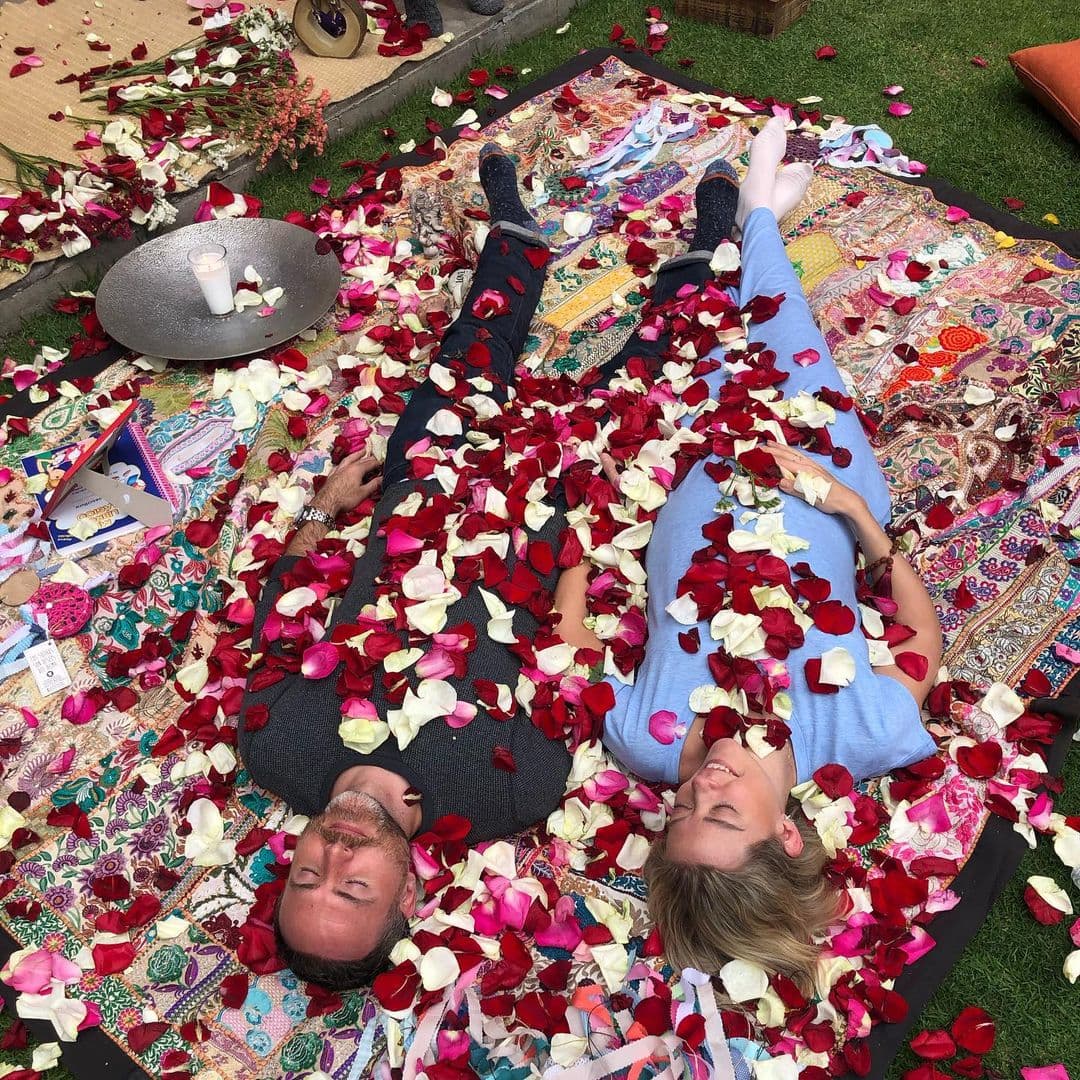 Finalmente, Fernanda Castillo le dedicó amorosas palabras a su prometido, quien también participó en el místico ritual. “Gracias @erikhayser por consentirnos a todas y ser un anfitrión tan amoroso”.