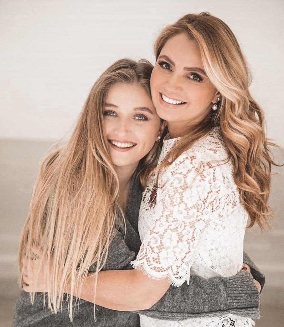 Angélica Rivera reaparece junto a sus hijas y hace llorar a una de ellas: ‘Necesito psicólogos’