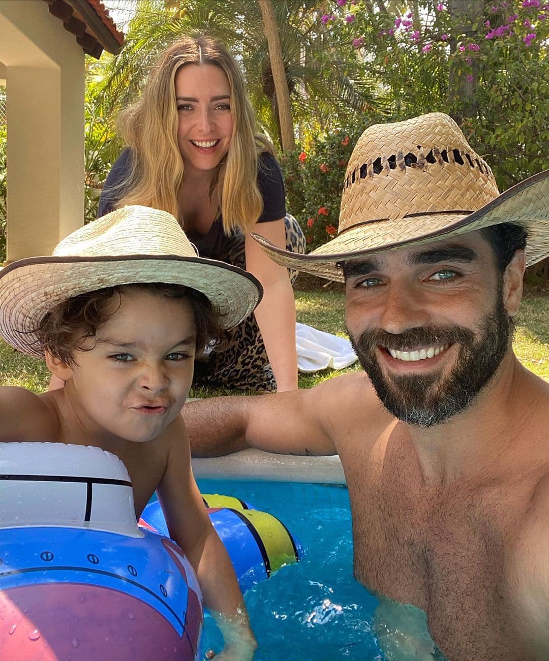 De acuerdo con las diapositivas que compartieron Ariadne Díaz y Marcus Ornellas, el íntimo festejo familiar ocurrió en el jardín de su casa, la cual se ubica en Puerto Vallarta.