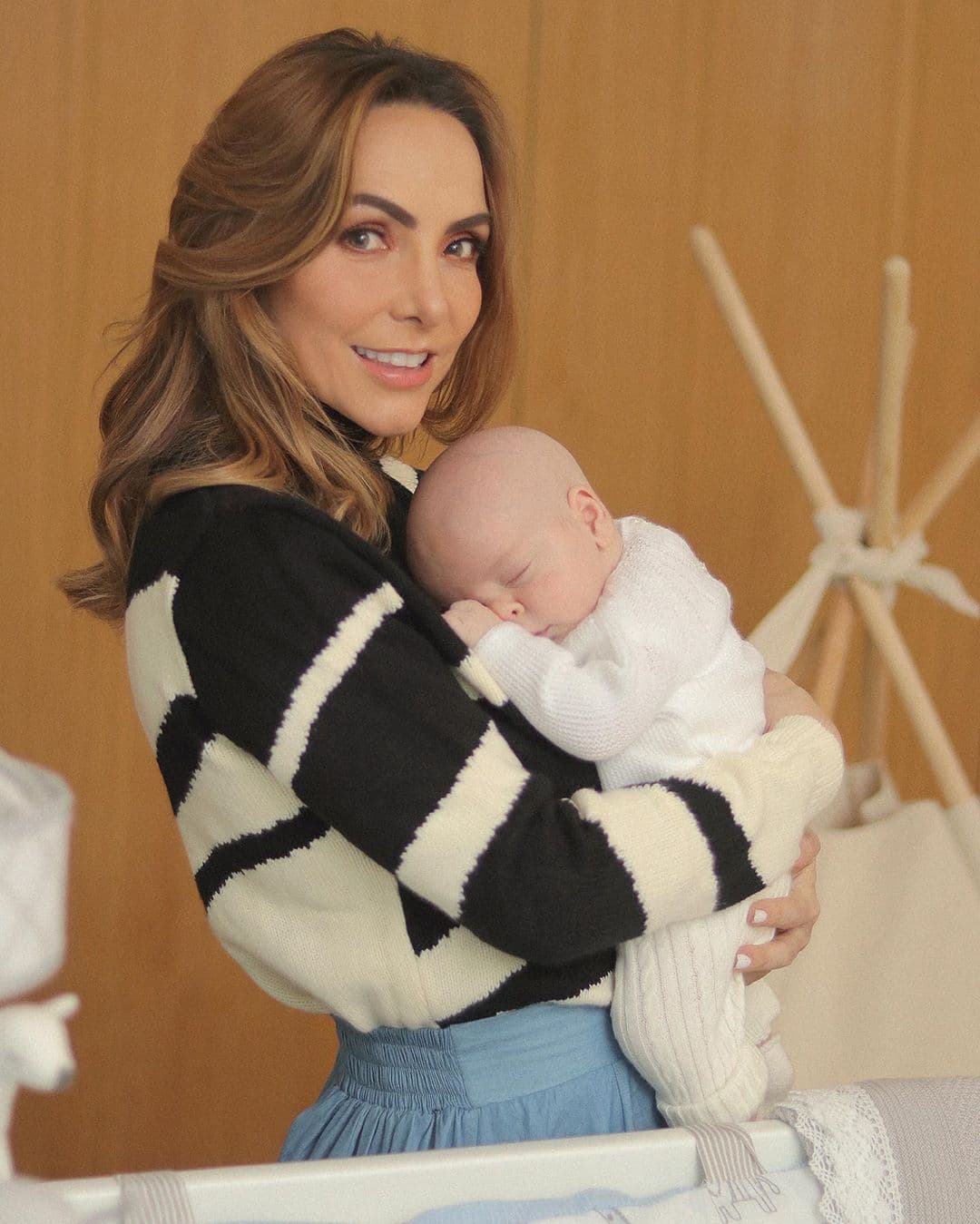 Erika Zaba y su esposo, el empresario Francisco Oliveros, se convirtieron en padres el pasado 3 de noviembre. Emiliano, nombre que la pareja eligió para su bebé, pesó 2.9 kilogramos y midió 49.5 centímetros.