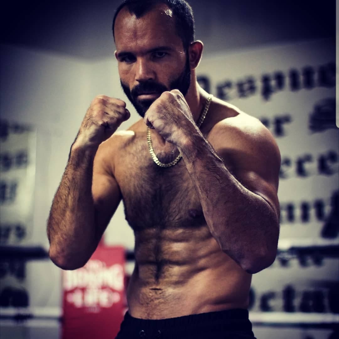 Ramón Álvarez tiene 34 años y al igual que sus hermanos también es boxeador. Es el actual campeón de Peso Medio Ligero de la Federación Internacional de Boxeo de América del Norte.