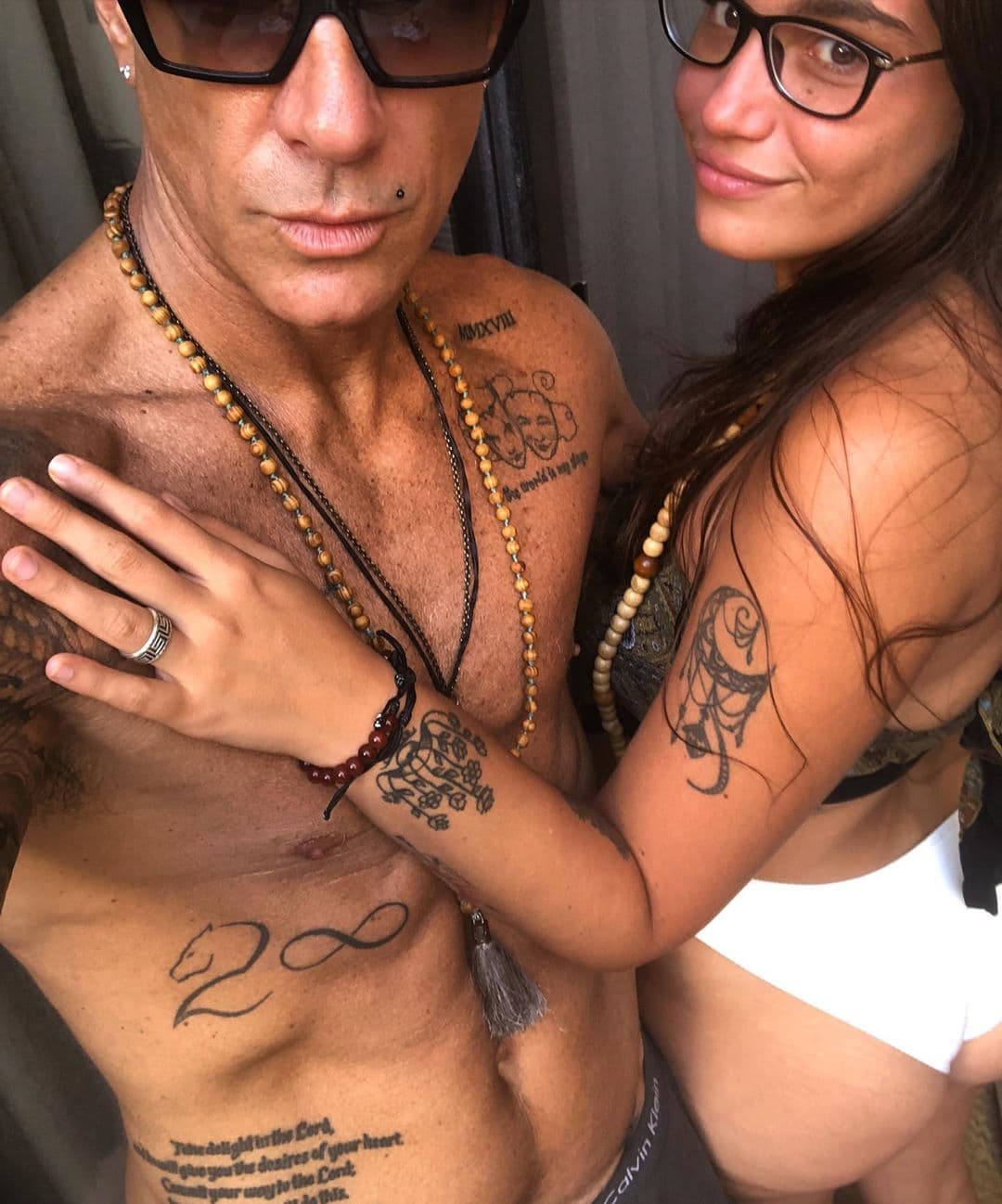“Te amo tanto MARÍA GABRIELA. Tanto que se lo quiero gritar al mundo. Nunca me sentí TAN AMADO. Gracias. Les deseo a todos el doble de mi felicidad o al menos, la misma. Nunca dejes de creer en el amor y nunca permitas que un ápice de odio o mala vibra o de pensamientos negativos, invadan tu bello corazón. Llena tu vida de luz, amor y buena energía y DIOS te va a premiar. Te lo aseguro”, expresó el intérprete, de 54 años, en Instagram el pasado 10 de abril.