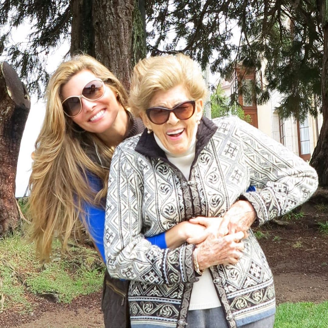 La conductora se hizo una auto-entrevista con preguntas de sus fans y compartió el video en su canal de YouTube; ahí contó cómo reaccionó su madre cuando se enteró de sus preferencias. “Una vez, cuando ya andaba con Yolanda, mi mamá fue a vernos al departamento donde vivía con Yolanda y me dice ‘Ay, tu que eres mi hija tan perfecta, tan linda, como te adoró’ y yo le dije ‘Ay mami, no soy tan perfecta como crees que soy’, porque pensé que eso no le iba a hacer, obviamente, mucha gracia y me dijo ‘yo sé lo que tienes y aun así, te adoro y eres perfecta para mí’.