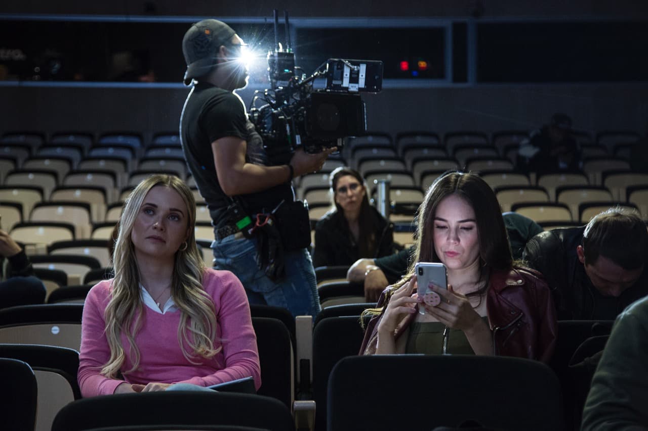 Aquí, Kimberly Dos Ramos y Camila Sodi en grabaciones de la escena.