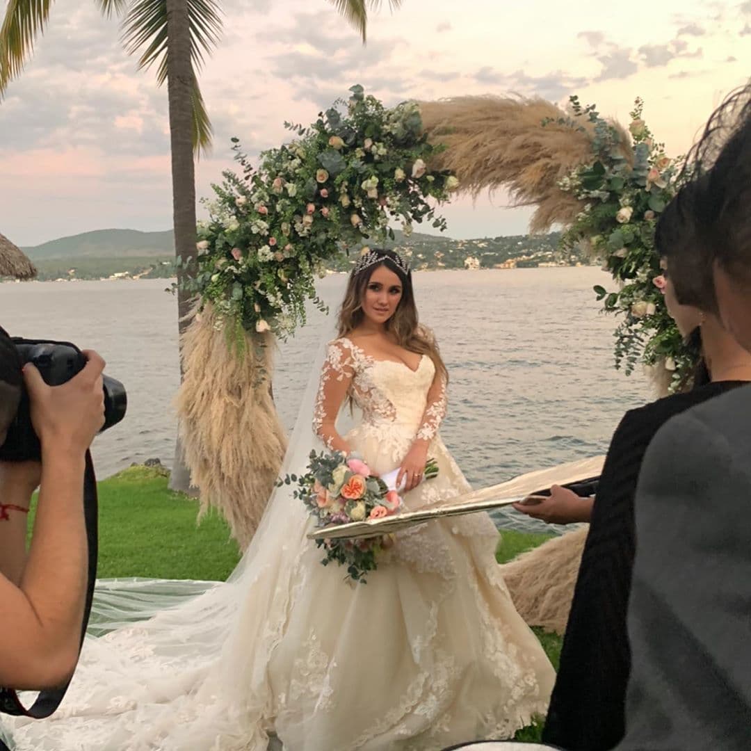 Dulce María se casó con Paco Álvarez el pasado sábado 9 de noviembre en una íntima ceremonia en Tequesquitengo, Morelos, luego de tres años de relación.