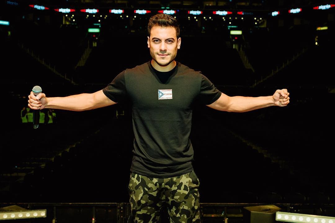 Novia de Carlos Rivera se exhibe en bikini y enloquece al cantante