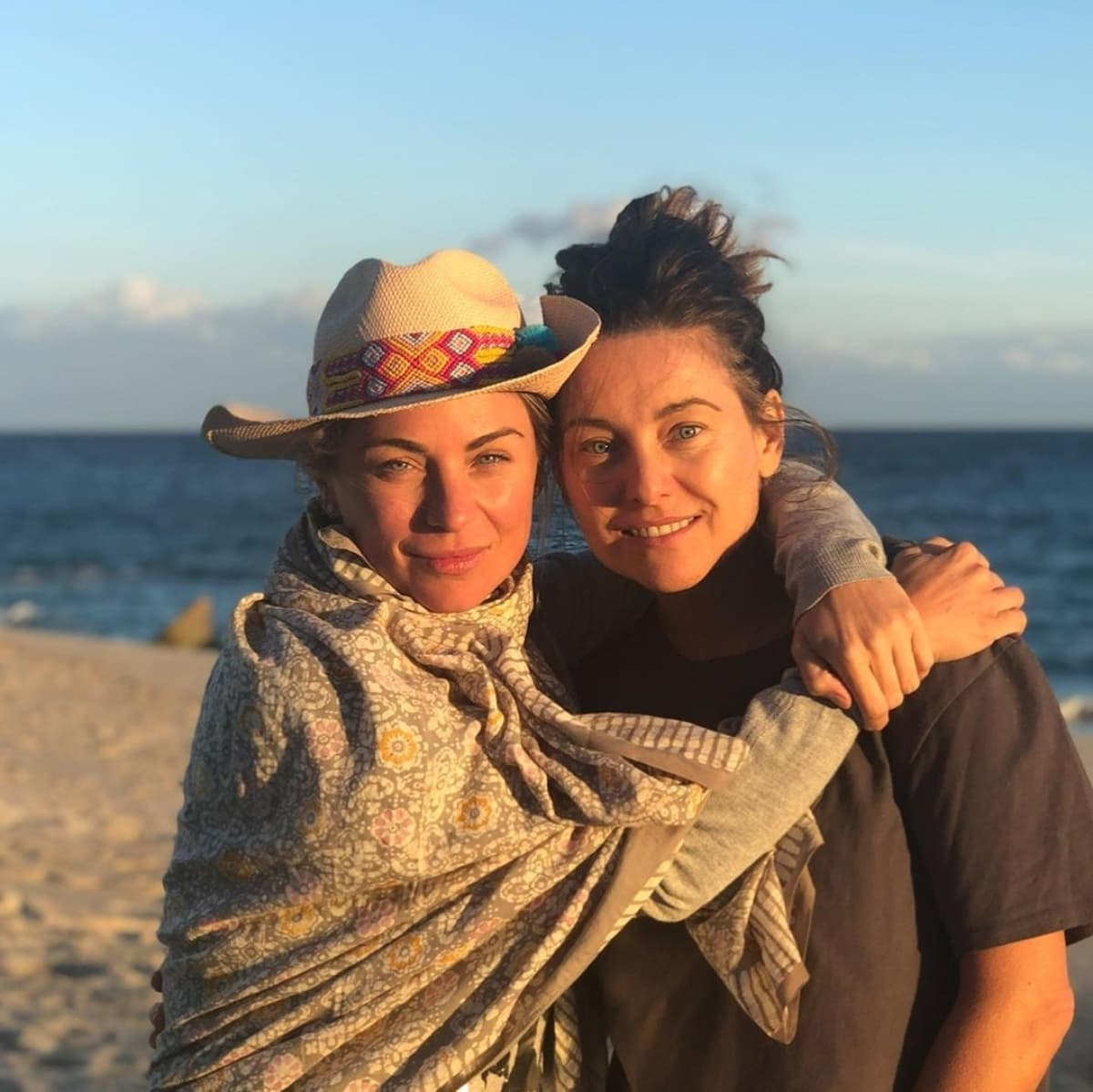 Las celebridades comparten rasgos idéntico que parecen gemelos