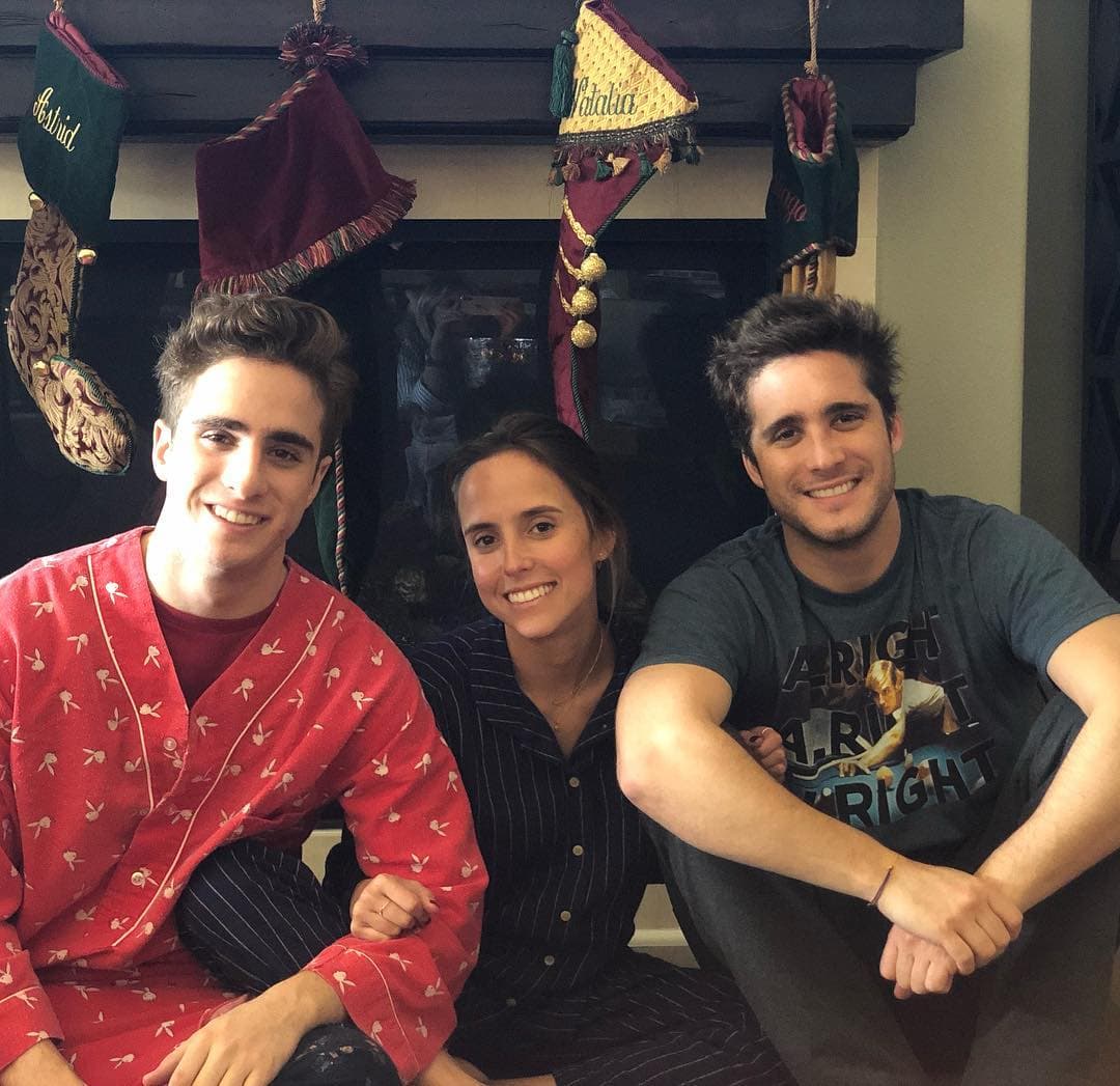 Diego Boneta tiene dos hermanos: Santiago estudia en Duke University en Durham, Carolina del Norte, y Natalia, quien también estudia en Estados Unidos e incursionó en el modelaje.