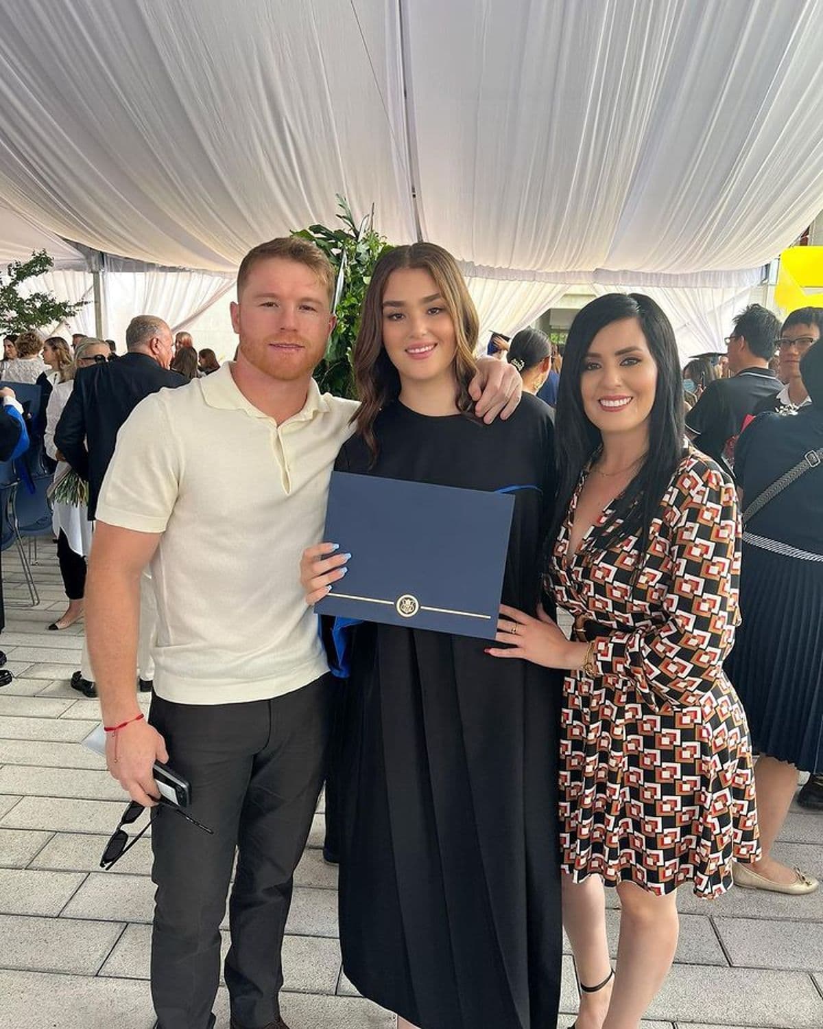 Emily presumió en fotos el encuentro de sus padres durante su graduación.