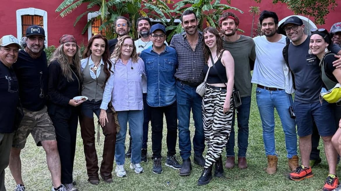 El equipo de producción posó para enmarcar el mes de grabaciones