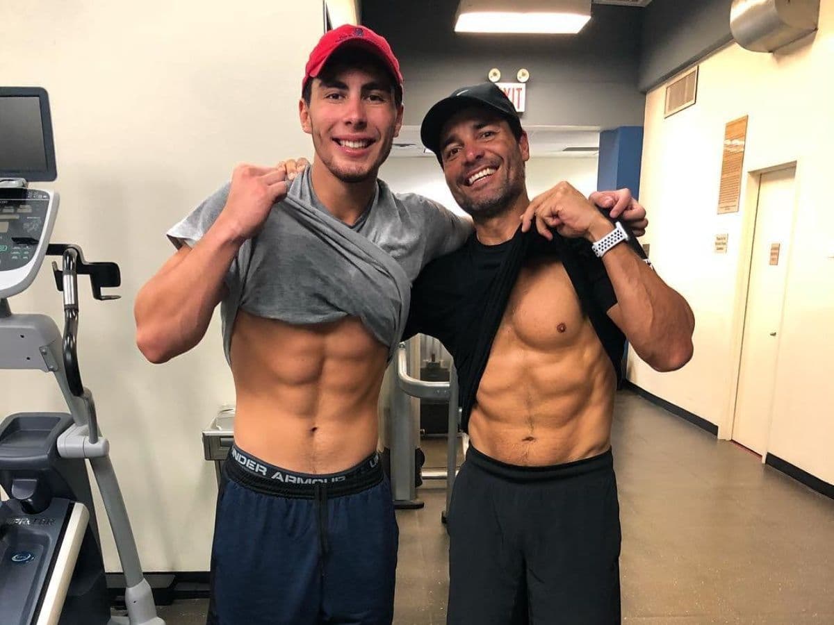 Lorenzo Valentino es hijo de Chayanne, quien demostró en su cuenta de Instagram que el joven no solo se parece mucho a él físicamente, sino que tiene el abdomen igual de marcado.