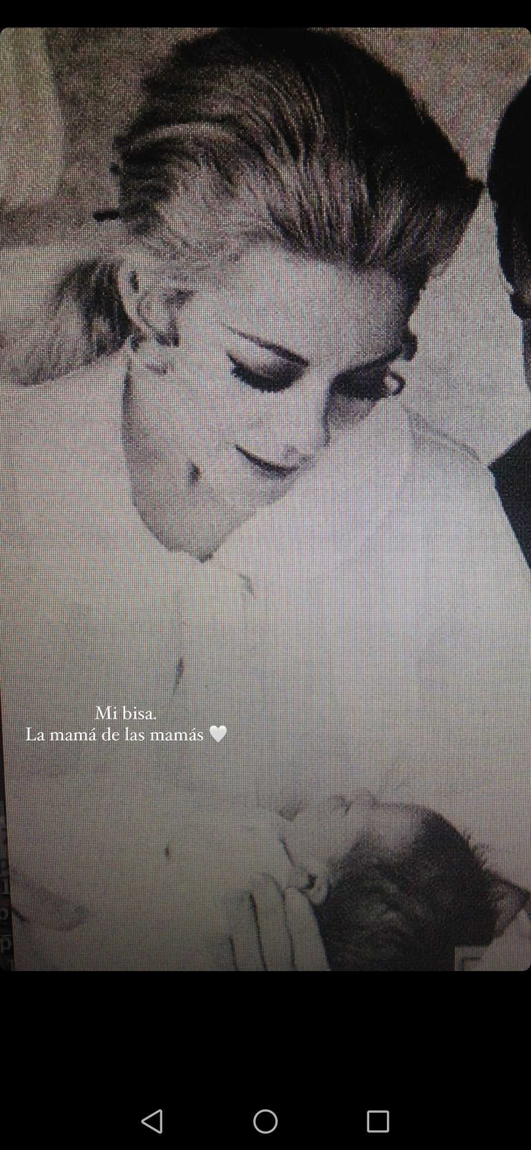 Por otro lado, publicó una increíble foto de Silvia Pinal cargando a Sylvia Pasquel en brazos. En esta postal, Michelle señaló: "La mamá de las mamás".