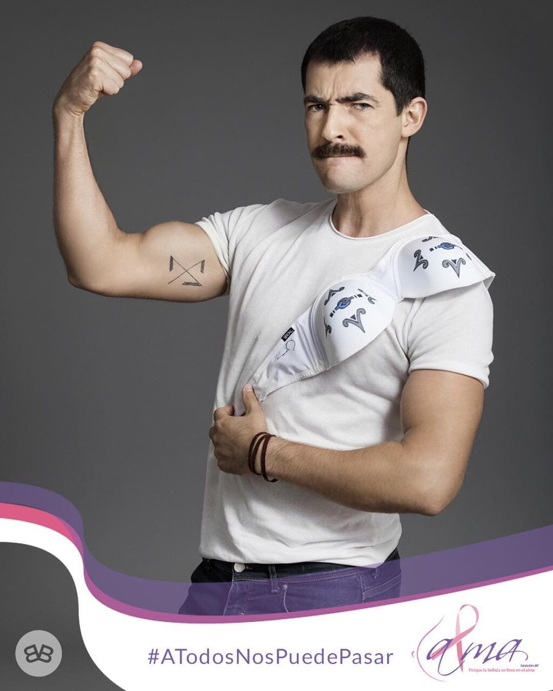 Inició su carrera a los 16 años, en un taller de acrobacia y como utilero en un taller de teatro en San Luis Potosí.