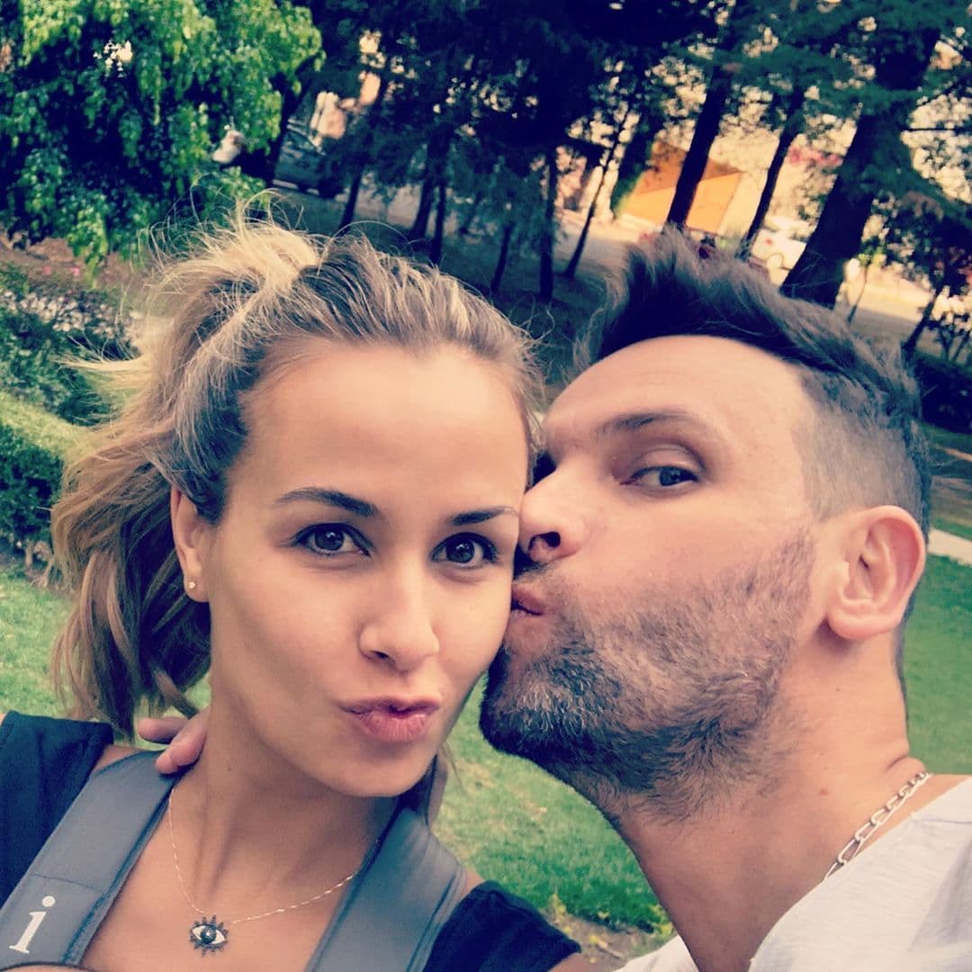 “Ya tengo permiso del papá de Oda, así que si Santino me ayuda…”, dijo Pato, antes de recibir de su primogénito una pequeña caja, mientras la conductora mostraba una expresión de sorpresa y desconcierto.