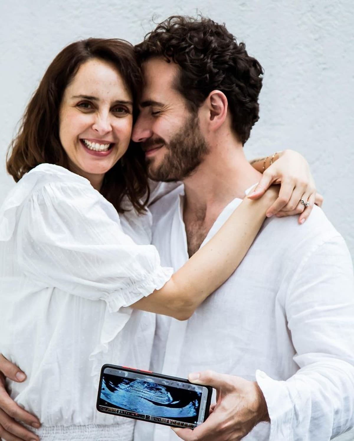 Irán Castillo anunció su segundo embarazo la tarde del 26 de septiembre de 2021. La noticia fue compartida por la protagonista de ’S.O.S Me estoy enamorando’ a través de Instagram, donde publicó una fotografía junto a su prometido Pepe Ramos.