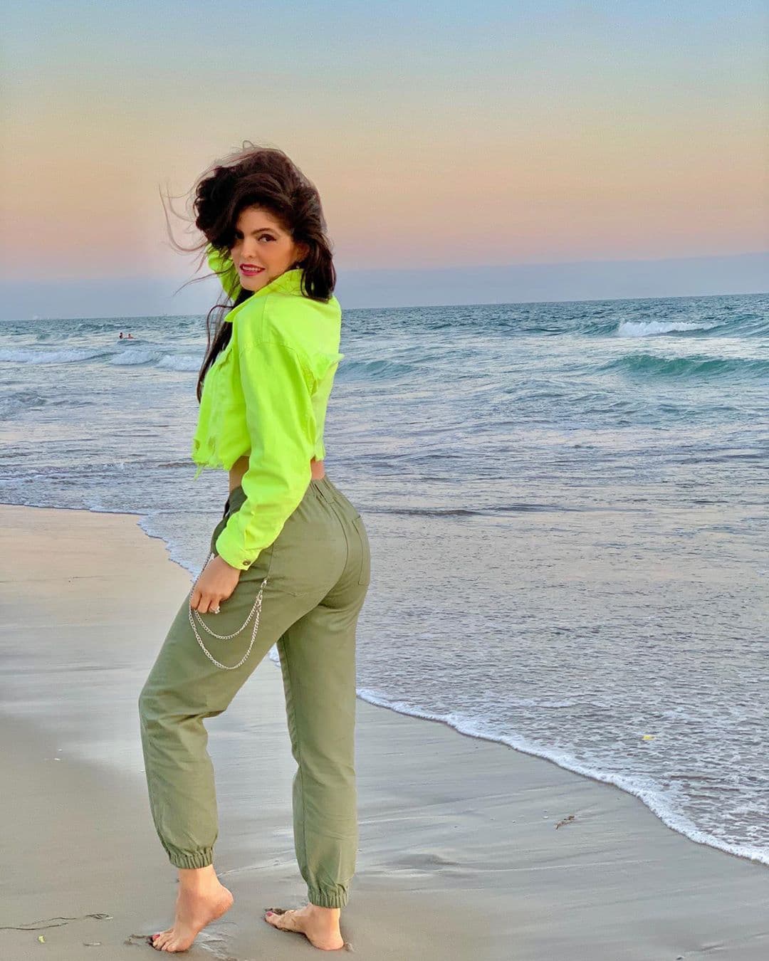 Mientras que a la pregunta sobre si ya tiene una fecha para la celebración, Ana Bárbara destacó que esperará hasta que concluya la emergencia sanitaria para comenzar con los preparativos e incluso aseguró que otra cosa que aún no decide es si ocurrirá en Estados Unidos o México.