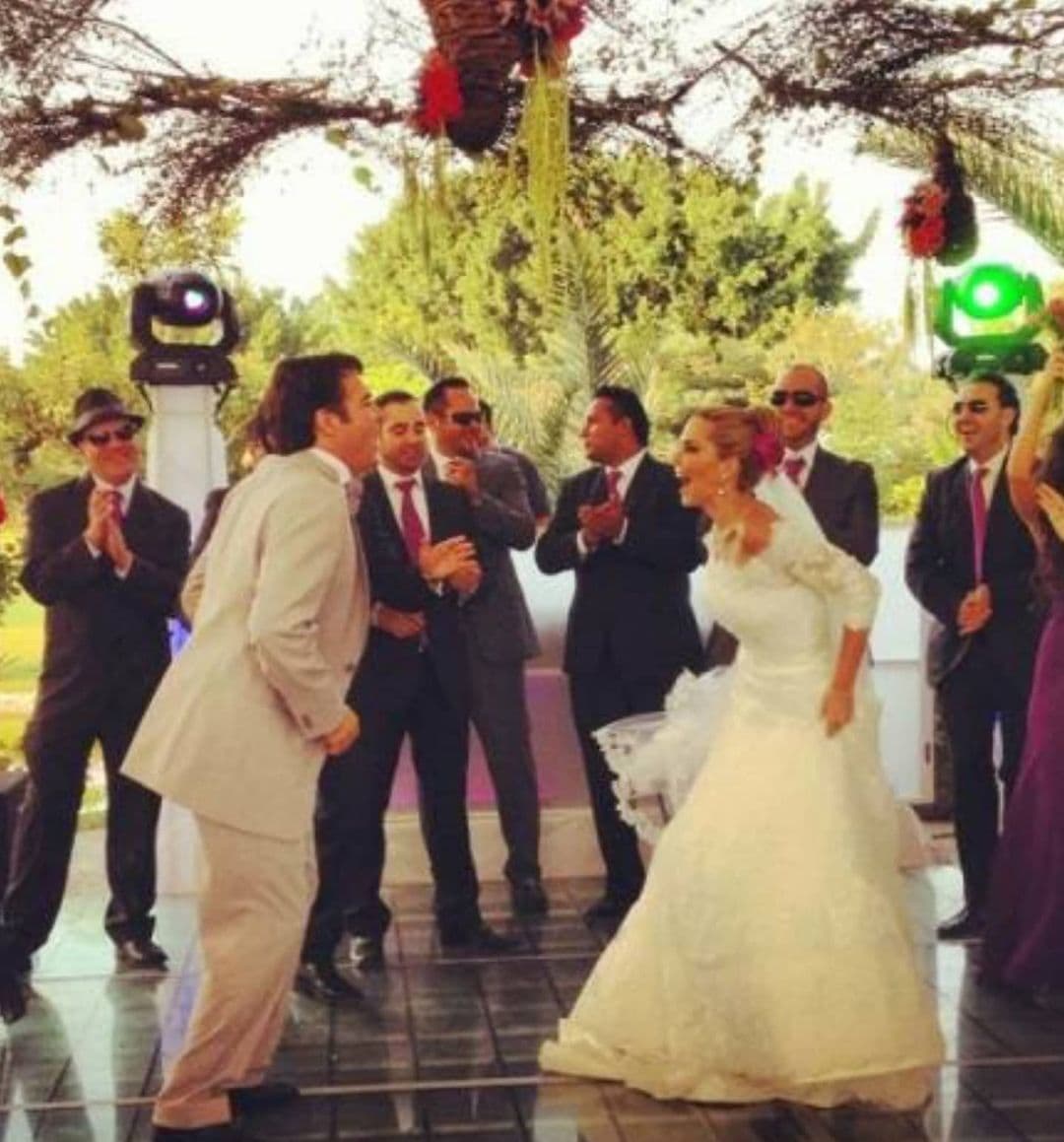 “Apenas 8 años atrás... así inició la vida junto a ti y cada día que pasa te admiro, respeto, pero sobre todo te amo más! Juntos de la mano vamos por esas bodas de oro. Te amo”, indicó Rodrigo.