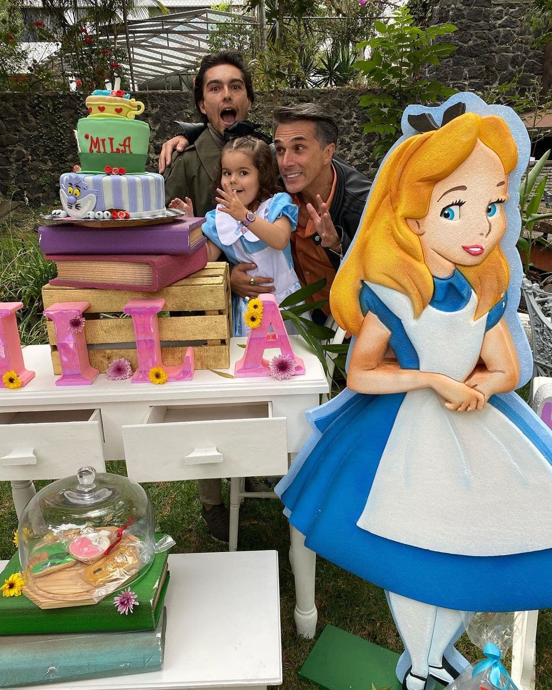 Pero la tremenda fiesta de cumpleaños de Mila no fue lo único que llamó la atención, también la lista de invitados y es que a unos meses de que Bárbara Mori revelara que fue muy infeliz al lado de Sergio Mayer, la expareja se volvió a ver las caras.