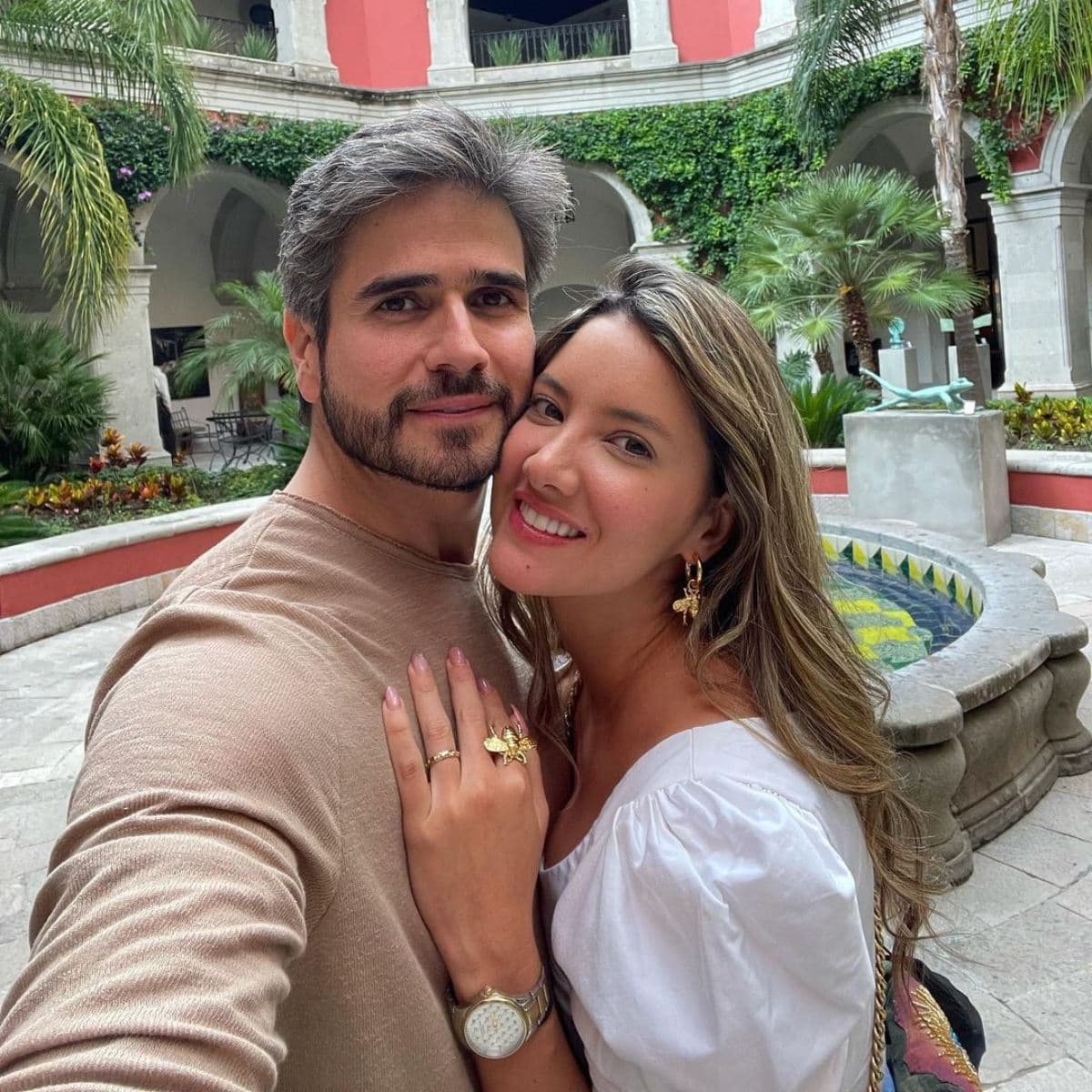 La modelo respondió a rumores de una posible boda con el actor
