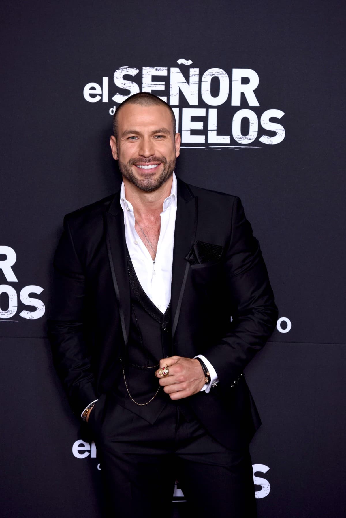 El actor se dejó ver irreconocible en la alfombra roja de El Señor de los Cielos